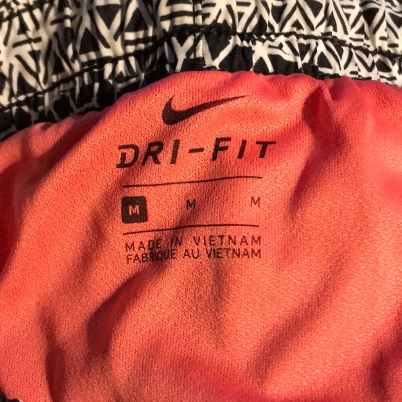NIKE GIRLS DRY-FIT PRINTED RUNNING SHORT - Picture 3 of 6